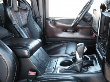 Land Rover Defender &ndash; W stylu Bonda
